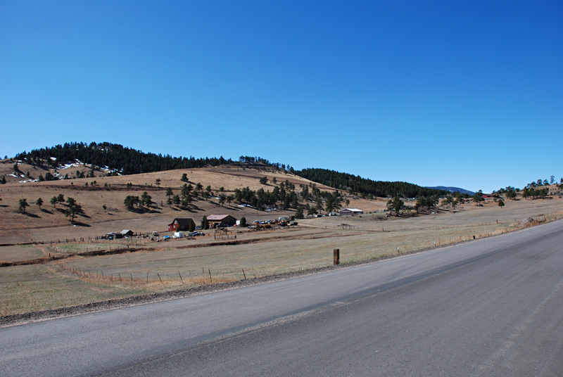 Looking southwest across the road. I talked to the neighbors that live on this farm. They seem pretty nice ... they've lived in the valley for 35 years and the husband helped establish the volunteer fire department that is about ½ mile away.