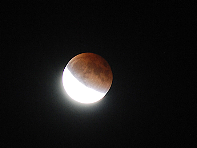 Another picture of the eclipse. I took these two photos with my 35mm SLR and a 135mm zoom lens. <span class='myGreyFont'>[End of series. <a href='../index.html'>Return</a> to the Photos page.]</span>