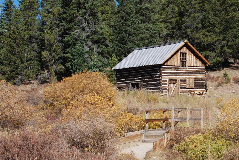 This is Robert's Cabin near the south end of the pass. It dates from the 1880's and is available for rental from the Forest Service.