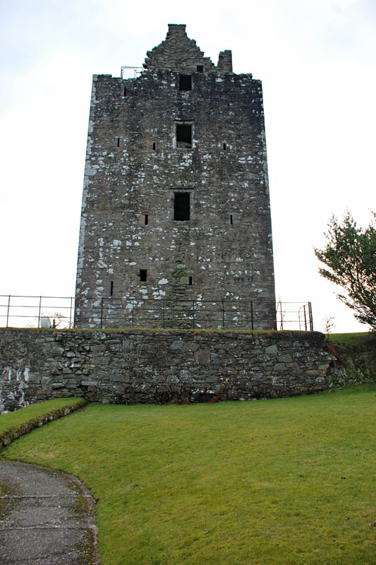 <h3>Cardoness Castle</h3>Cardoness Castle was first mentioned in records in 1220, but the present day building was constructed by the MacCullochs about 1470.