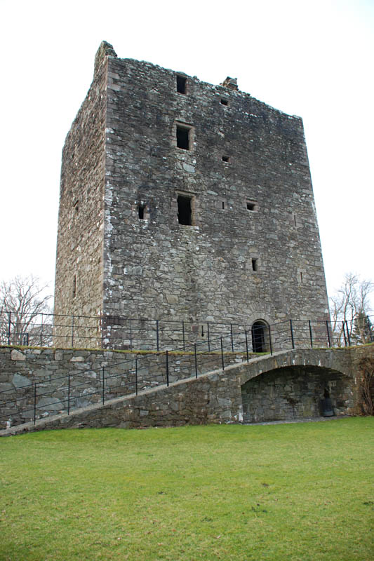 <h3>Cardoness Castle</h3>When it was first built, the sea came all the way to the base of the castle's foundation. In 1824, the adjacent land was reclaimed from the sea for farming, pushing the shoreline farther south.