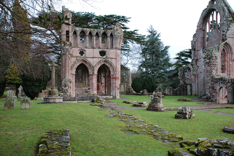 <h3>Dryburgh Abbey</h3>Dryburgh Abbey was built in 1150 by Hugh de Moreville. Sir Walter Scott was buried in the building shown here in 1832. <span class='myGreyFont'>[End of Scotland 2010, Part 1. Go to <a href='scotland-2.html'>Part 2</a> or <a href='../index.html'>return</a> to the Photos page.]</span>