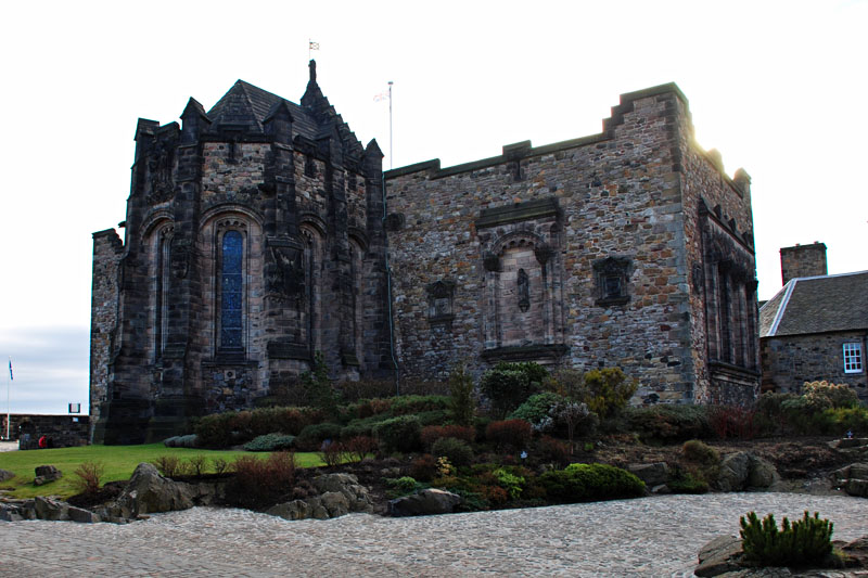 <h3>Edinburgh Castle</h3>In 1296, Edward I of England captured the castle after a three–day siege. Then in 1314, Robert the Bruce recaptured the castle for the Scots. Twenty years later, the English retook the castle, only to lose it to the Scots again in 1341.