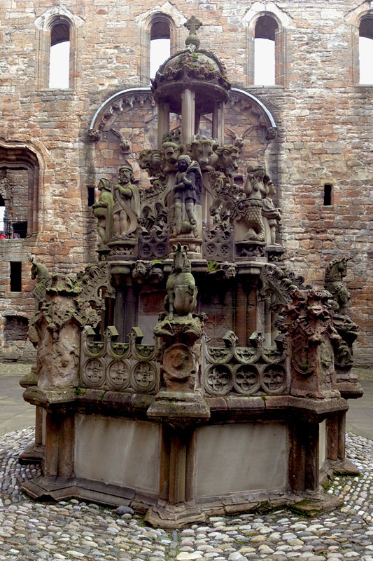 Another picture of the fountain. It was repaired after a wall collapsed on it in 1607. Some portions of the fountain have been reconstructed over the last century.